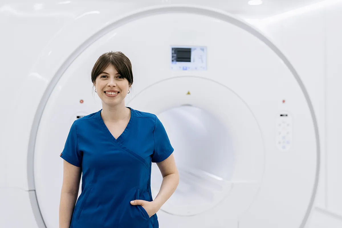 radiologue heureux devant un scanner